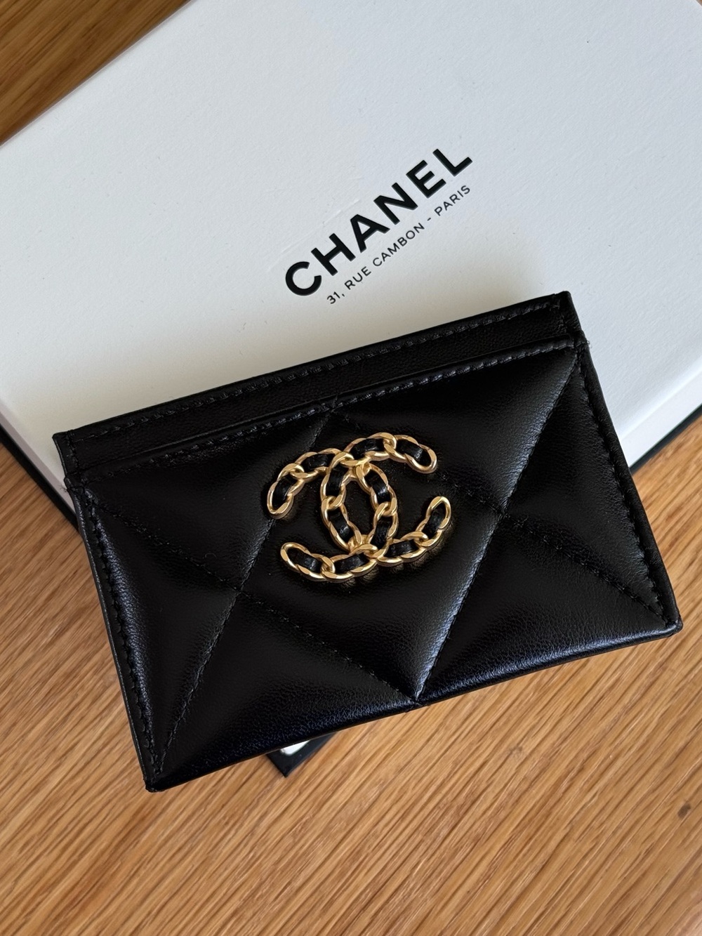 100% Authentic CHANEL 19 BRAND NEW Quilted Lambskin Card Wallet Gold Chain CC